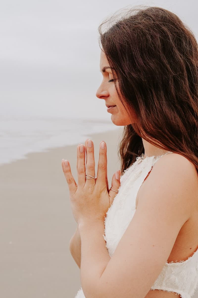 Alexandra Bernard | Médium & Professeure de Yoga ✨ – studio pilates à Abbeville
